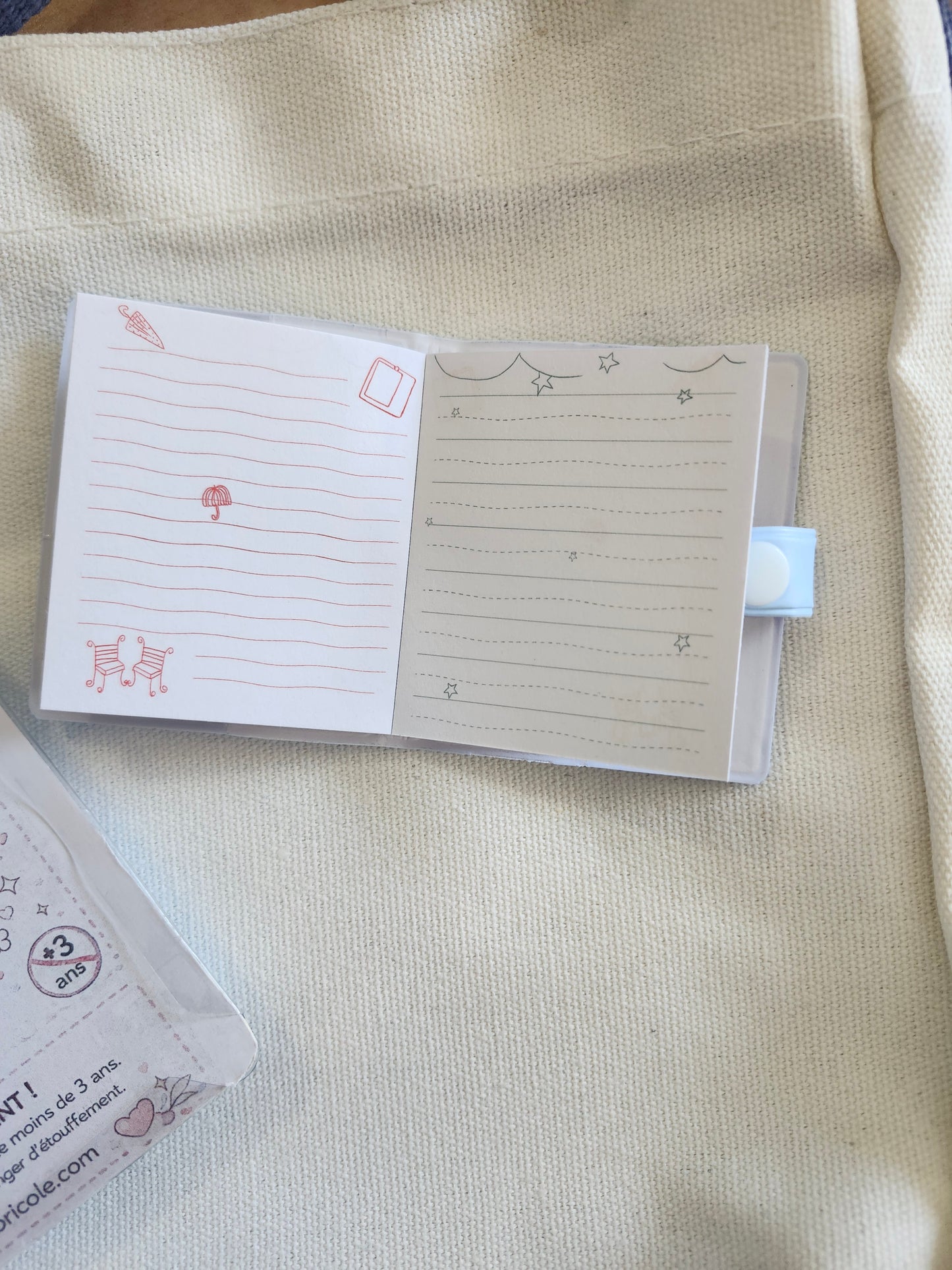 Sac surprise incluant un lafufu stitch, porte clé, tableau effaçable, mini carnet et son stylo, petit journal  et un étui très grand pouvant contenir le tout!