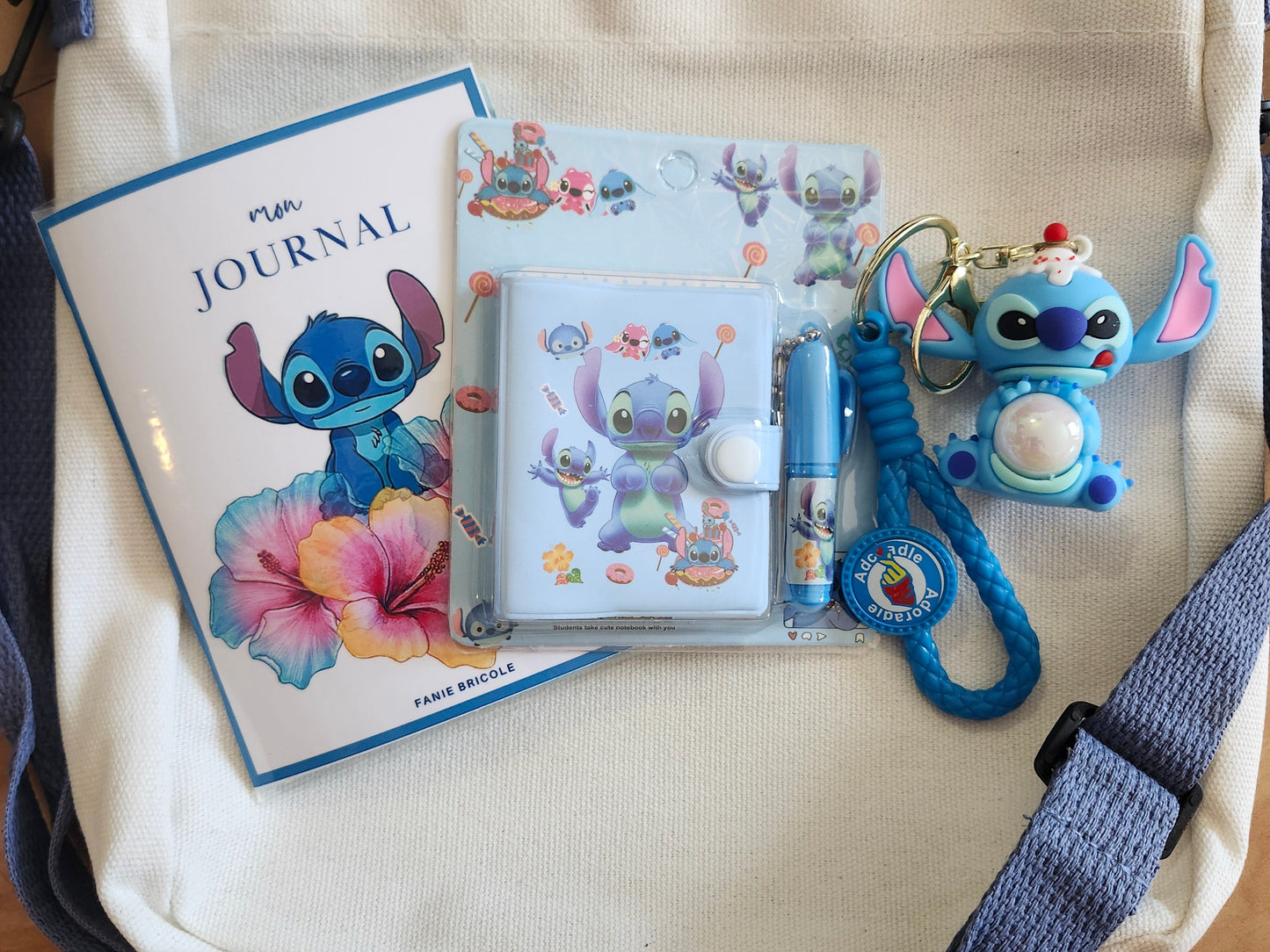 Sac surprise incluant un lafufu stitch, porte clé, tableau effaçable, mini carnet et son stylo, petit journal  et un étui très grand pouvant contenir le tout!