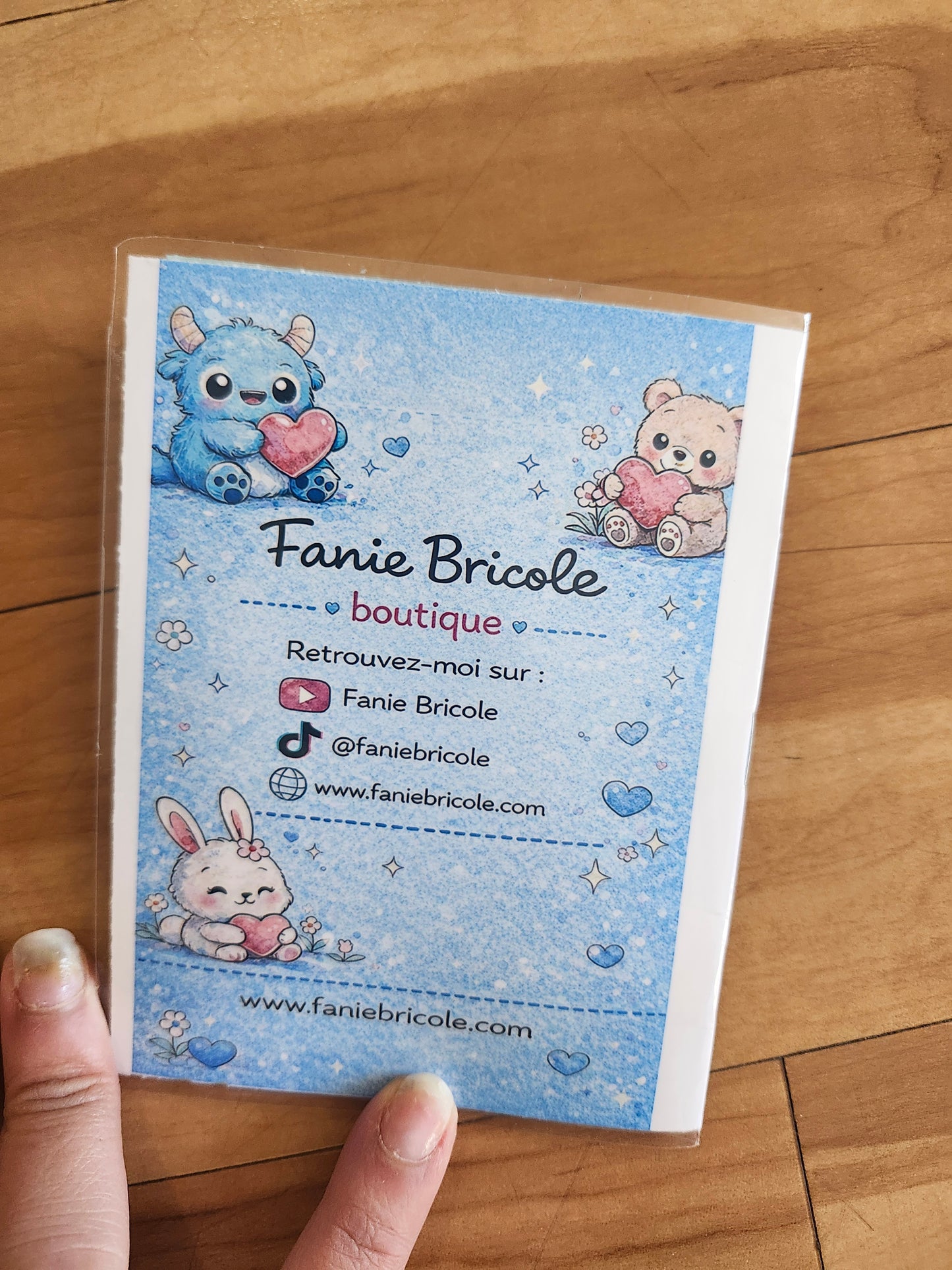 Sac surprise incluant un lafufu stitch, porte clé, tableau effaçable, mini carnet et son stylo, petit journal  et un étui très grand pouvant contenir le tout!