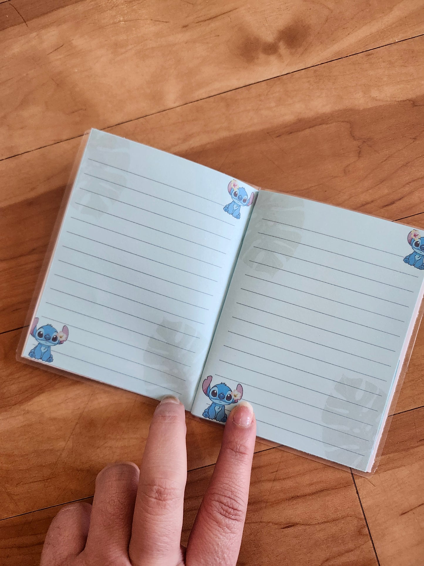 Sac surprise incluant un lafufu stitch, porte clé, tableau effaçable, mini carnet et son stylo, petit journal  et un étui très grand pouvant contenir le tout!