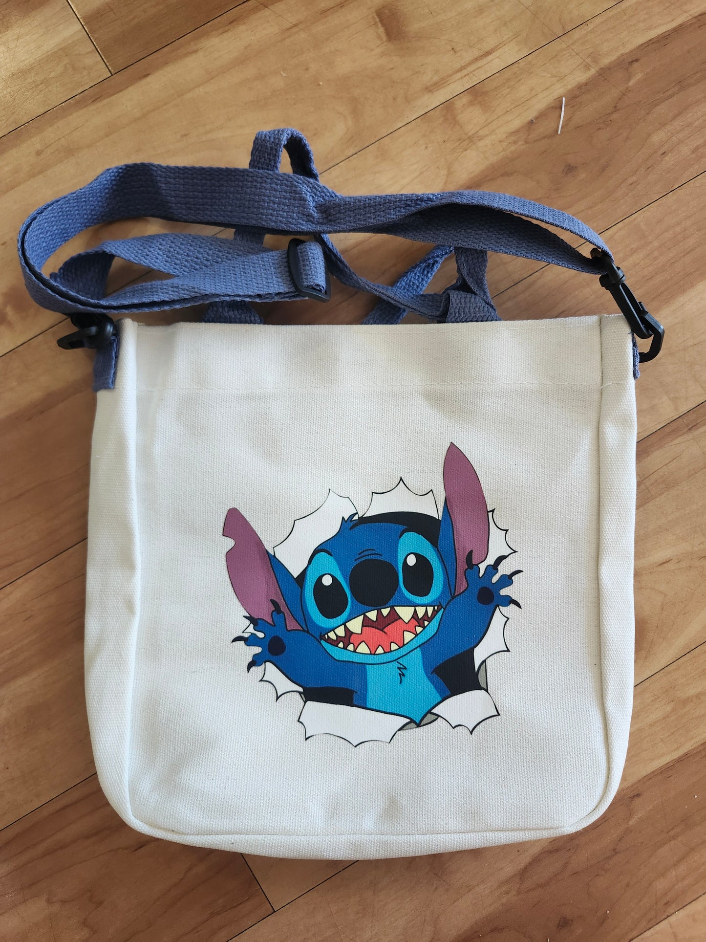 Sac surprise incluant un lafufu stitch, porte clé, tableau effaçable, mini carnet et son stylo, petit journal  et un étui très grand pouvant contenir le tout!