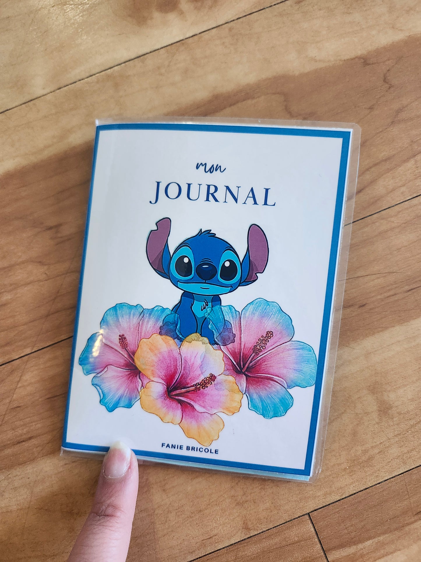 Sac surprise incluant un lafufu stitch, porte clé, tableau effaçable, mini carnet et son stylo, petit journal  et un étui très grand pouvant contenir le tout!