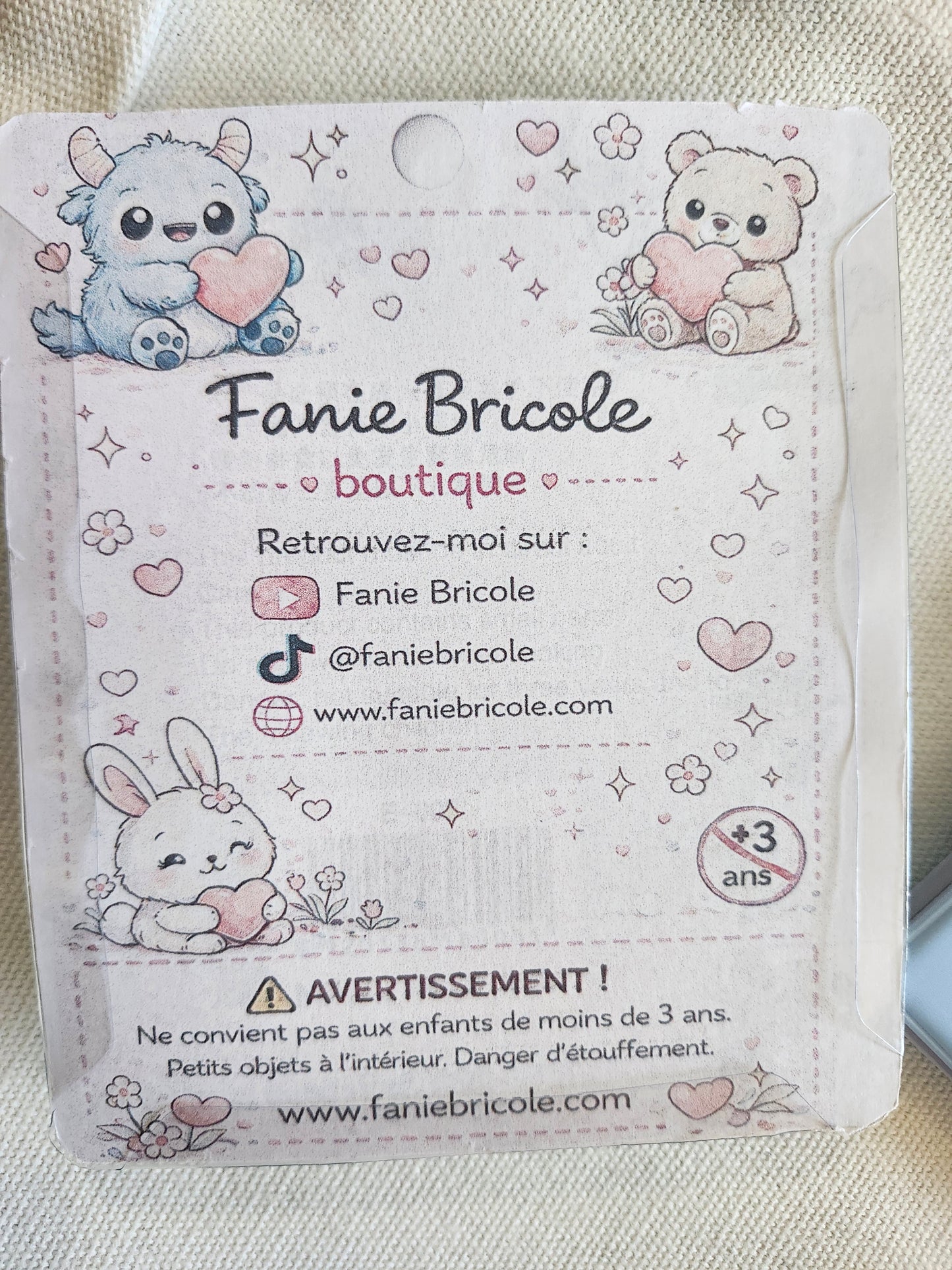 Sac surprise incluant un lafufu stitch, porte clé, tableau effaçable, mini carnet et son stylo, petit journal  et un étui très grand pouvant contenir le tout!