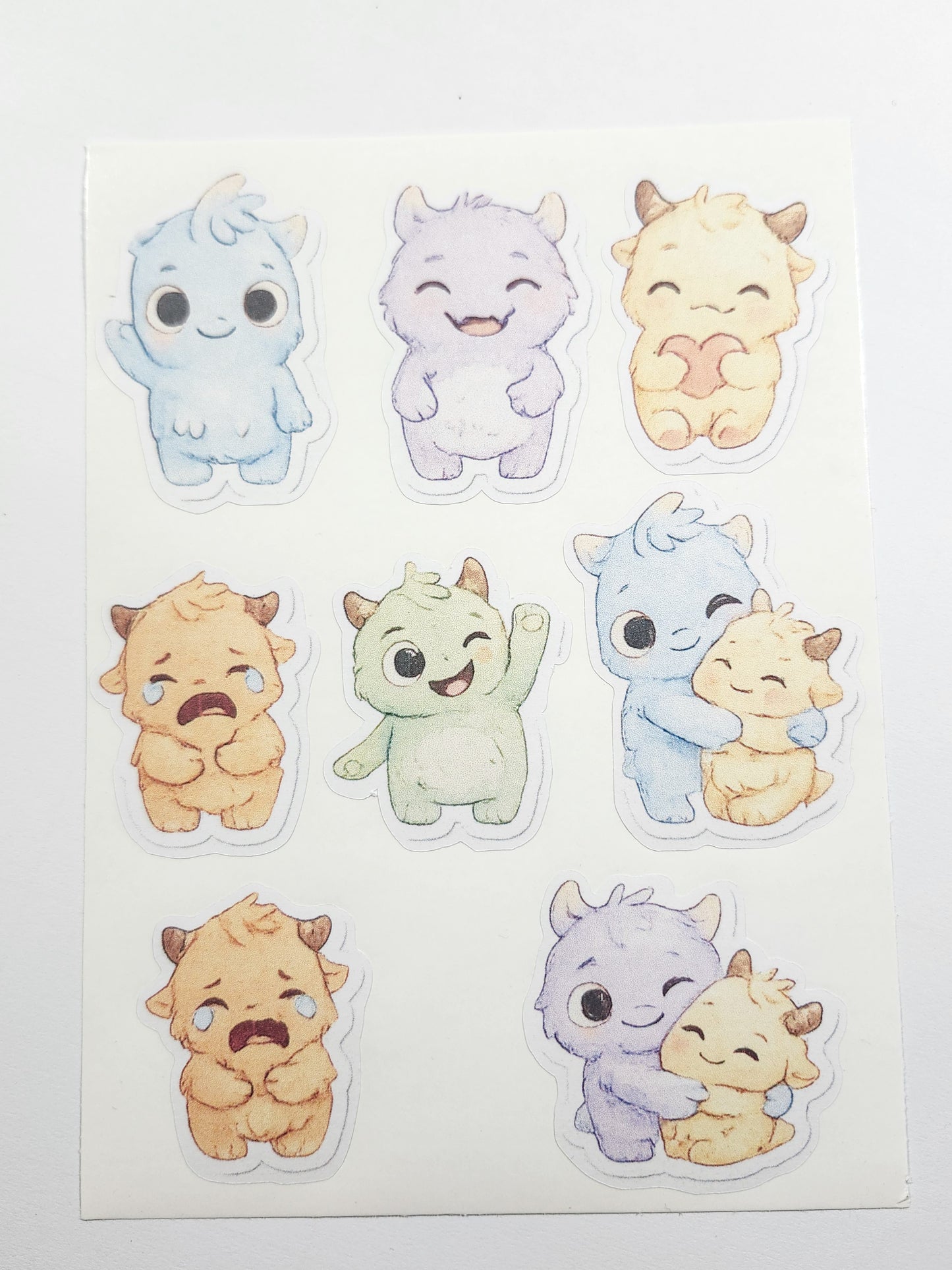 Léo, le petit monstre au grand cœur – Livre jeunesse doux + planche de stickers