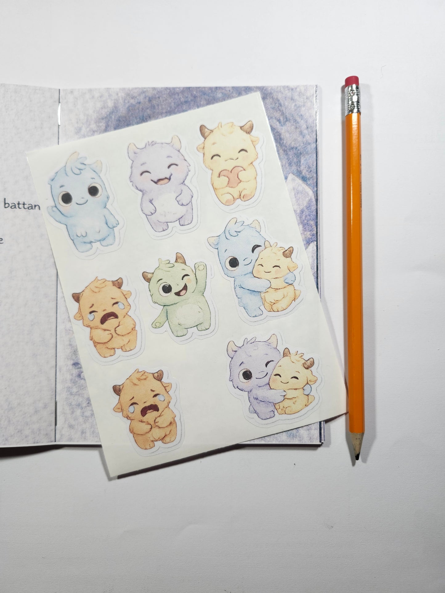 Léo, le petit monstre au grand cœur – Livre jeunesse doux + planche de stickers