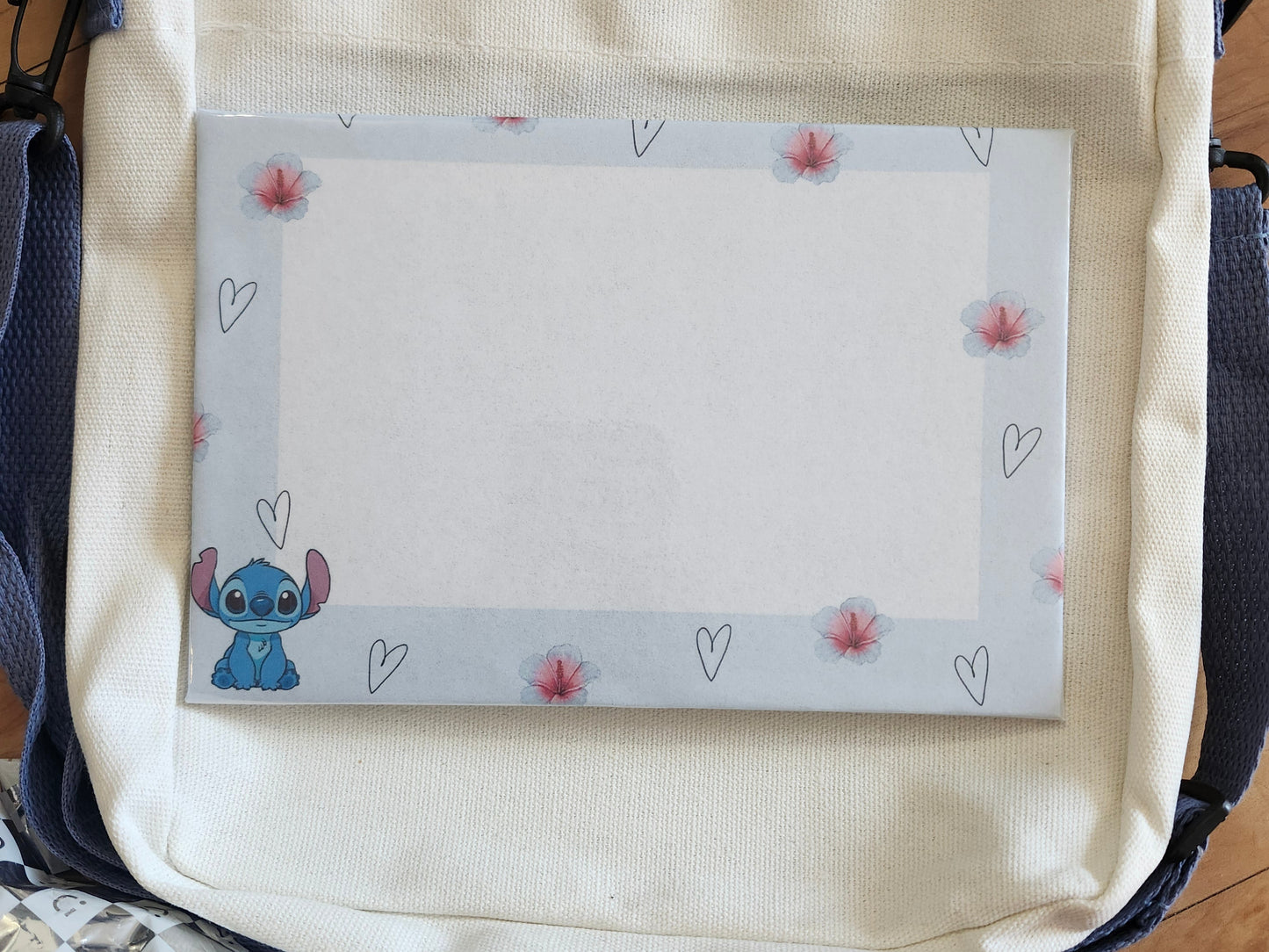 Sac surprise incluant un lafufu stitch, porte clé, tableau effaçable, mini carnet et son stylo, petit journal  et un étui très grand pouvant contenir le tout!
