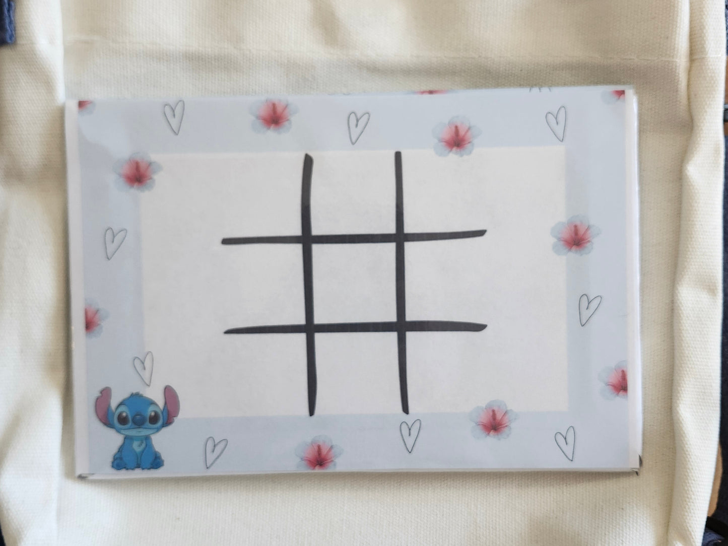 Sac surprise incluant un lafufu stitch, porte clé, tableau effaçable, mini carnet et son stylo, petit journal  et un étui très grand pouvant contenir le tout!