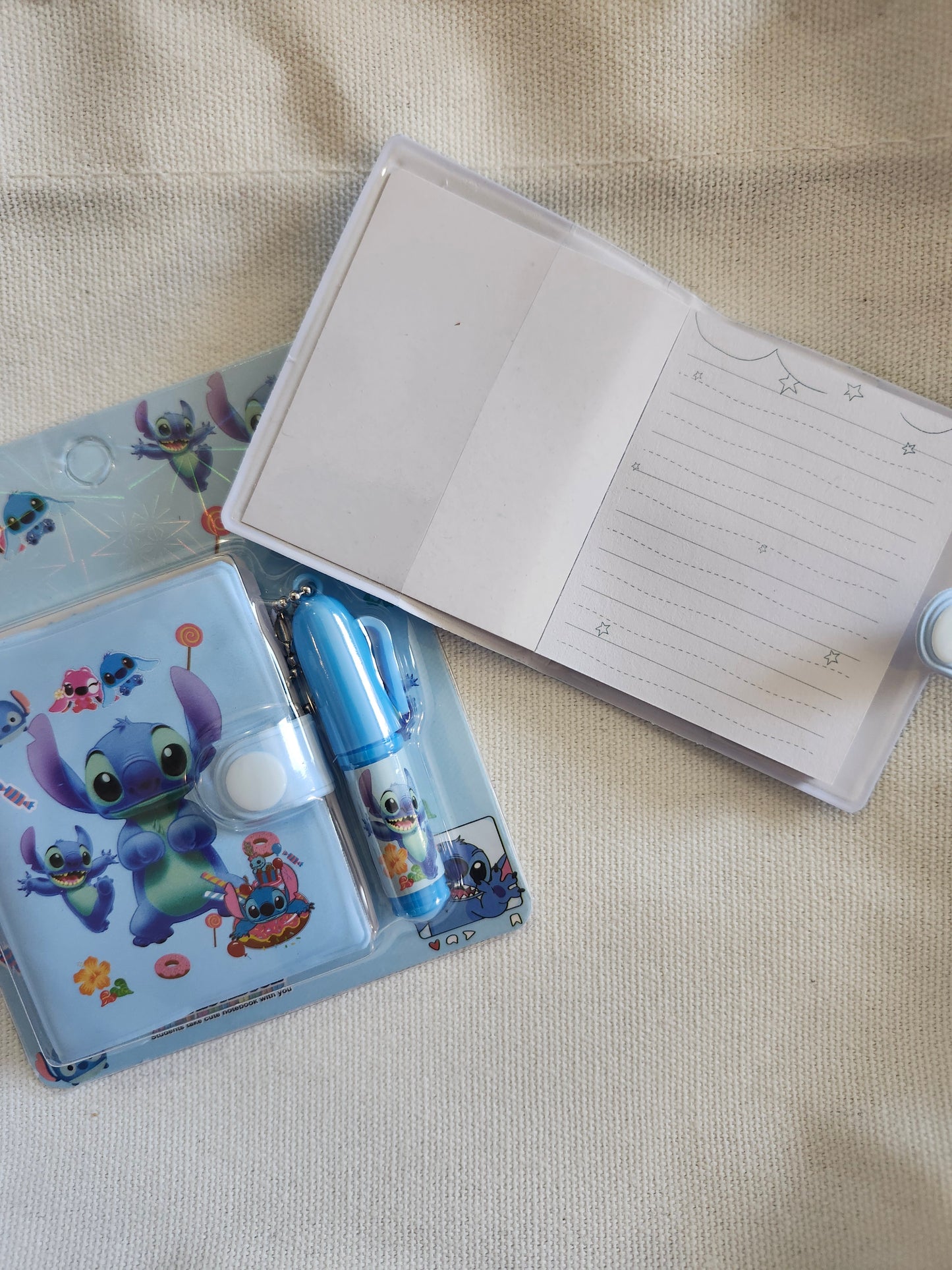 Sac surprise incluant un lafufu stitch, porte clé, tableau effaçable, mini carnet et son stylo, petit journal  et un étui très grand pouvant contenir le tout!